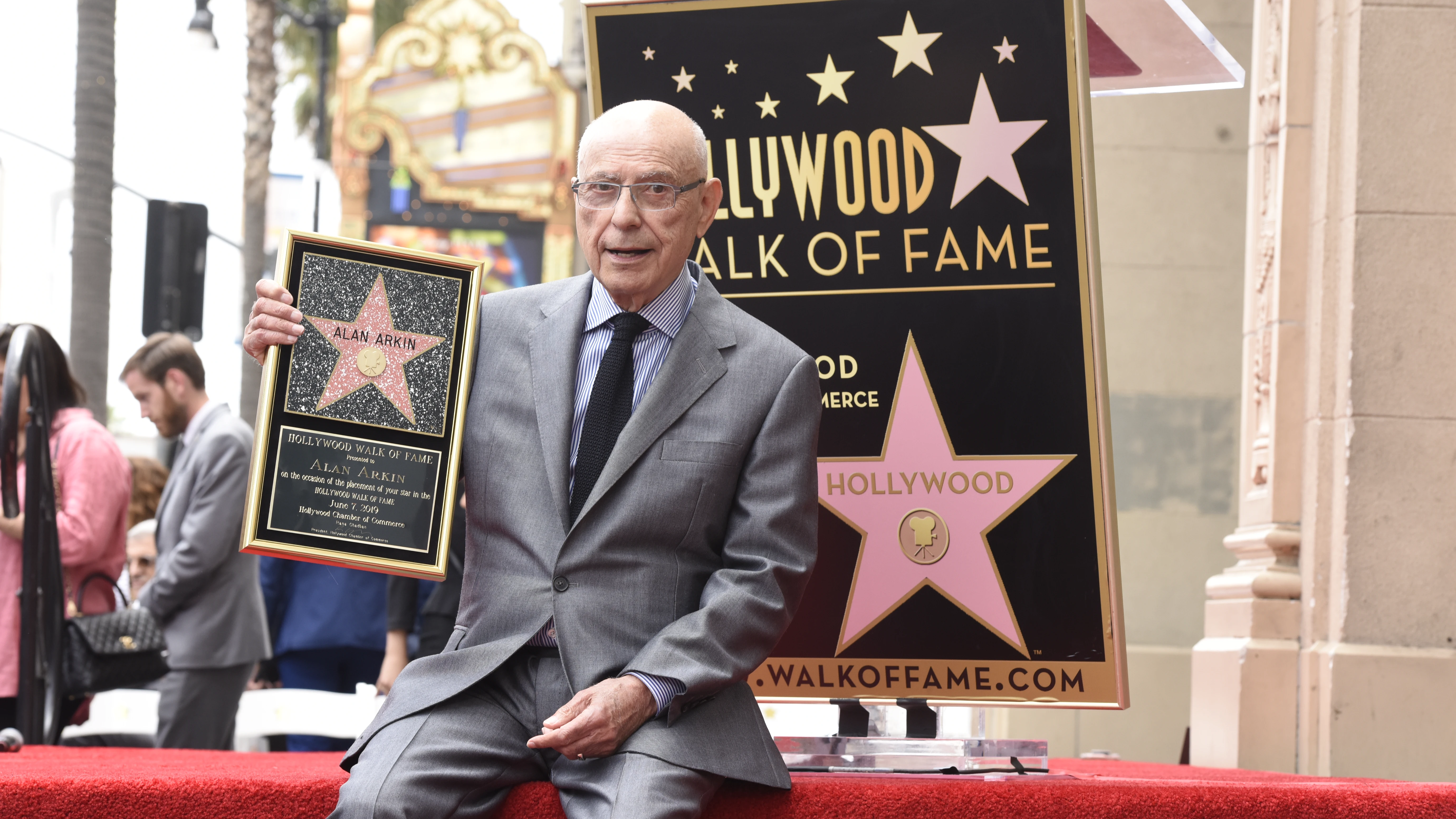 Alan Arkin posa junto a su estrella de la fama en 2019