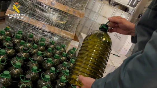 La Guardia Civil retiene más de 143.000 litros de aceite de semilla y orujo preparados para venderse como AOVE La Guardia Civil retiene más de 143.000 litros de aceite de semilla y orujo preparados para venderse como AOVE