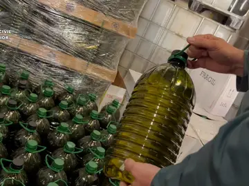 La Guardia Civil retiene más de 143.000 litros de aceite de semilla y orujo preparados para venderse como AOVE