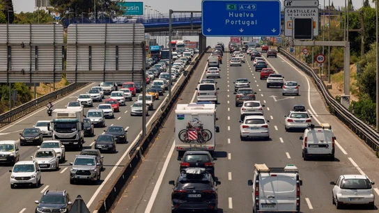 Retenciones en una autovía durante la operación salida del verano Retenciones en una autovía durante la operación salida del verano