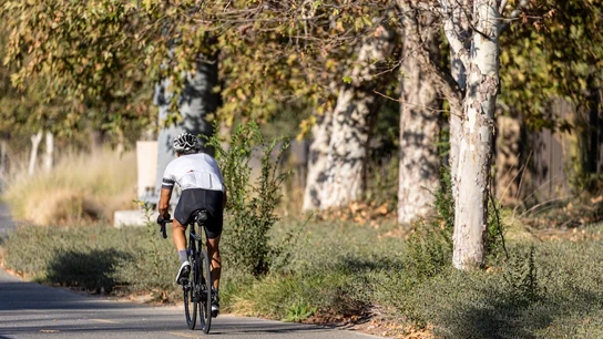 Imagen de archivo de un ciclista circulando por una carretera Imagen de archivo de un ciclista circulando por una carretera