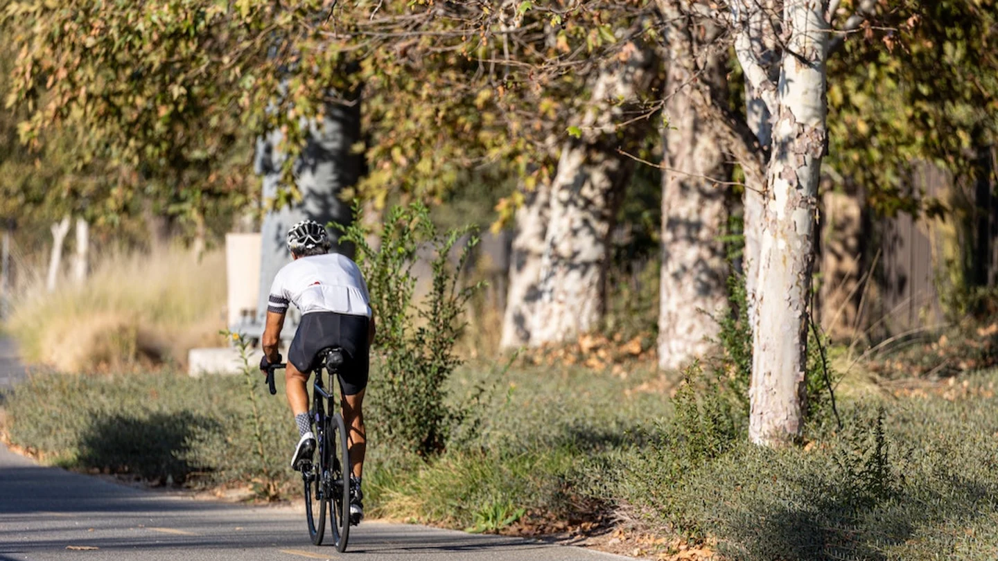 Imagen de archivo de un ciclista circulando por una carretera Imagen de archivo de un ciclista circulando por una carretera