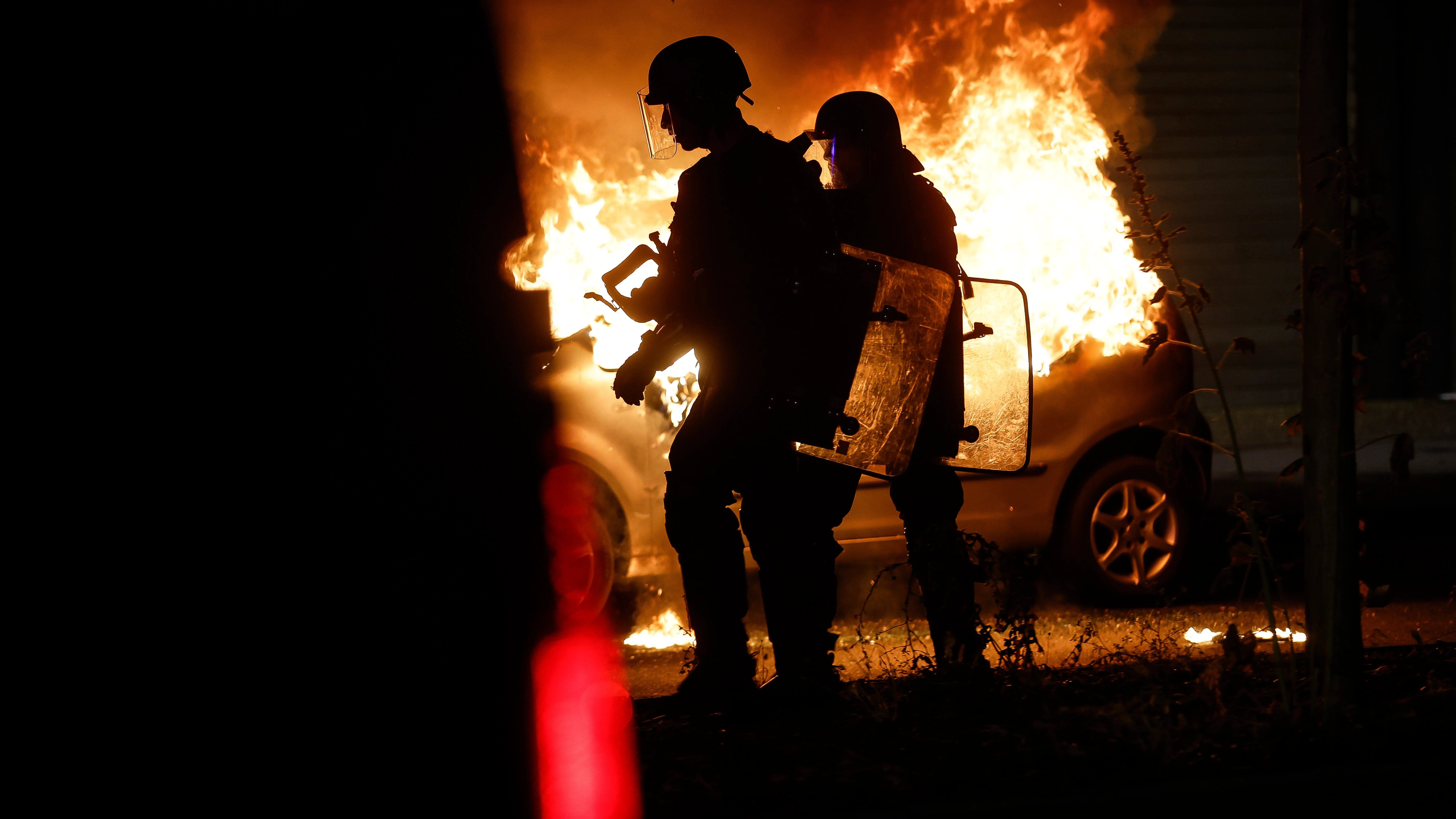 Policía antidisturbios en Estrasburgo, Francia, en una nueva noche de protestas por la muerte de Nahel a manos de la Policía