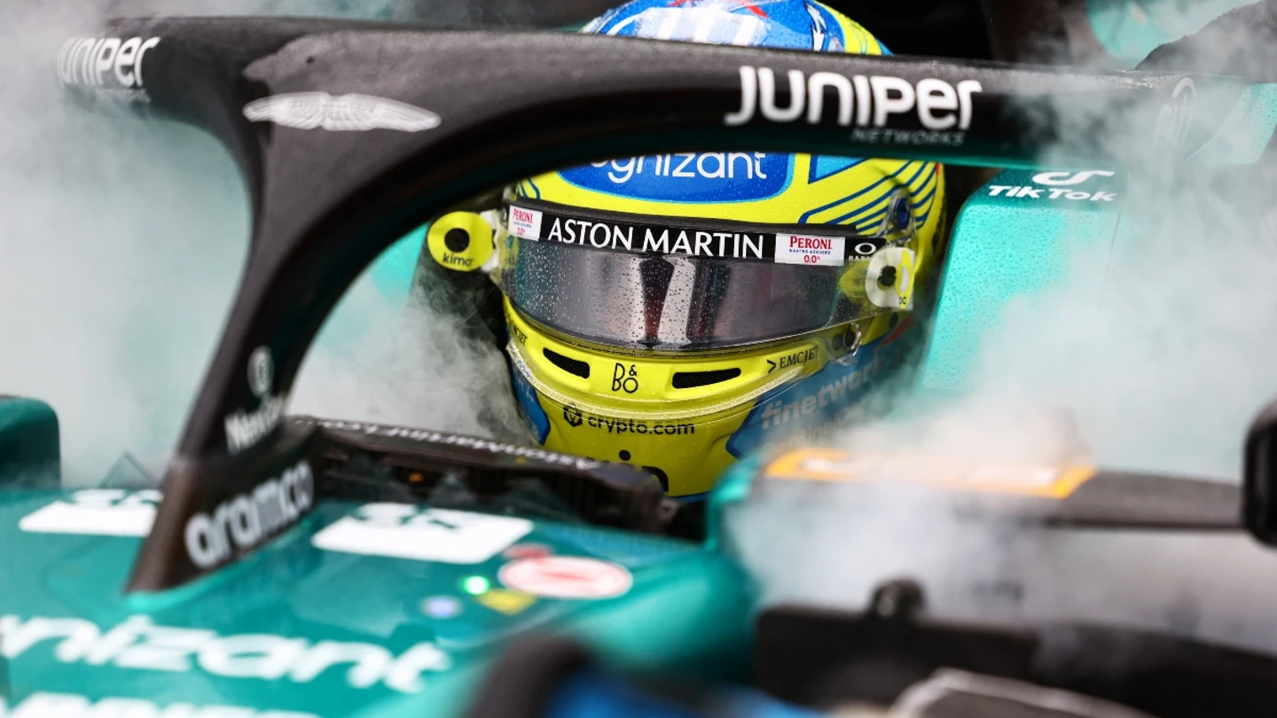 Fernando Alonso, subido en el Aston Martin Fernando Alonso, subido en el Aston Martin