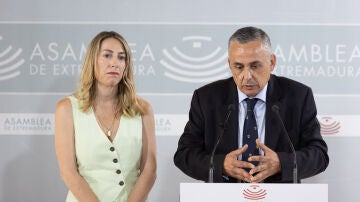 María Guardiola (PP), junto al candidato de Vox a la Presidencia de la Junta, Ángel Pelayo