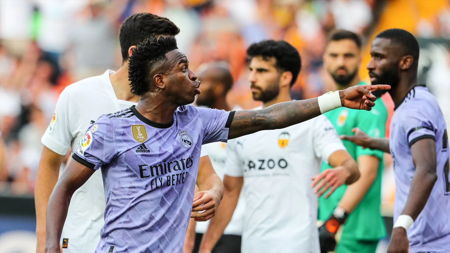 Vinicius denuncia insultos racistas en Mestalla Interior dará instrucciones a la Policía para parar un partido si hay actitudes racistas y evitar otro 'caso Vinicius'