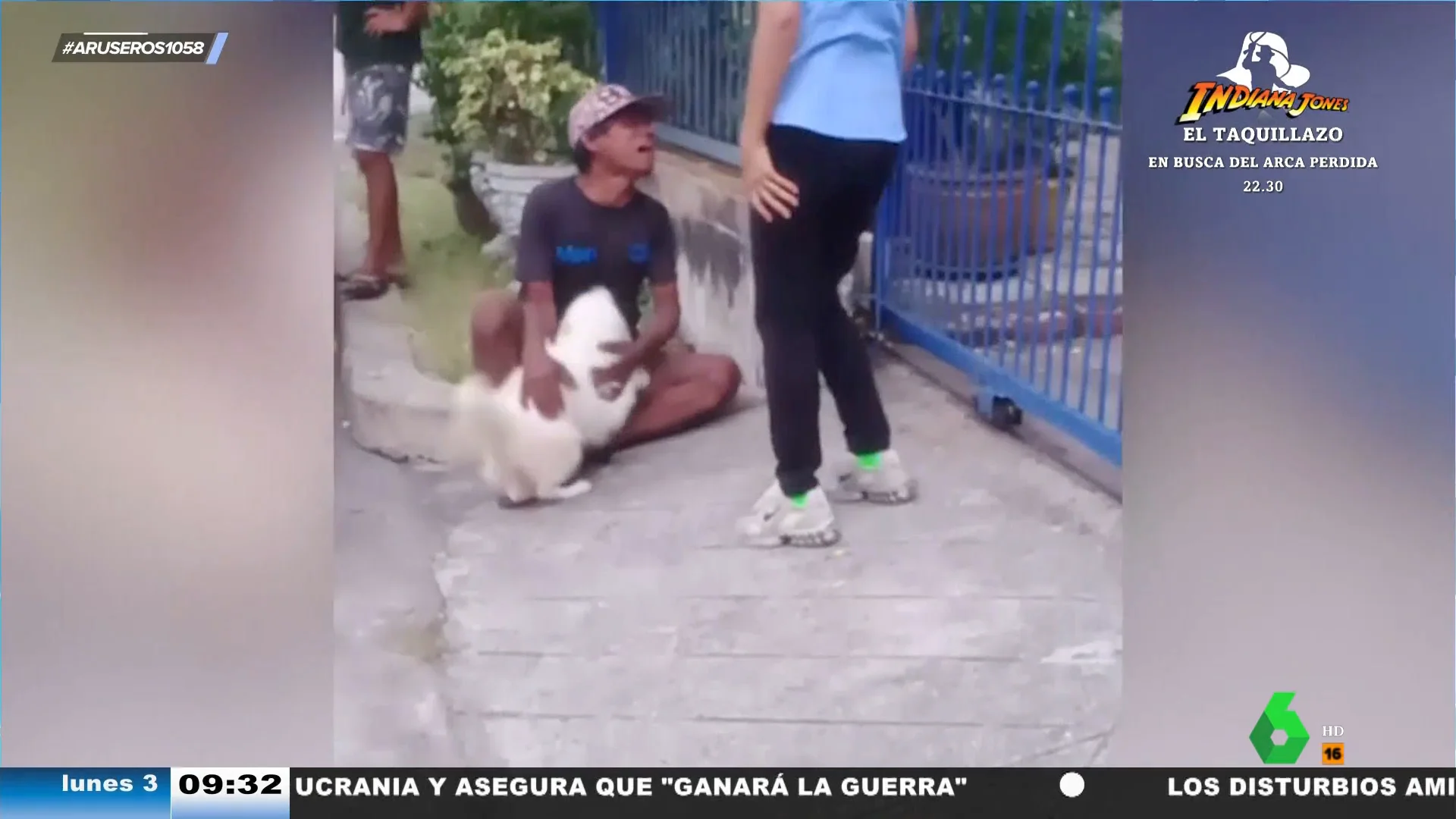 Así reacciona un hombre cuando vuelve a encontrarse con su perro perdido después de un largo tiempo