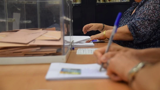 Imagen de archivo de una mesa electoral. Imagen de archivo de una mesa electoral.