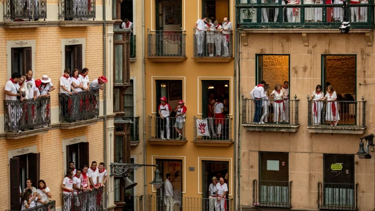 Balcones de Pamplona abarrotados durante el Chupinazo de San Fermín de 2022 Balcones de Pamplona abarrotados durante el Chupinazo de San Fermín de 2022
