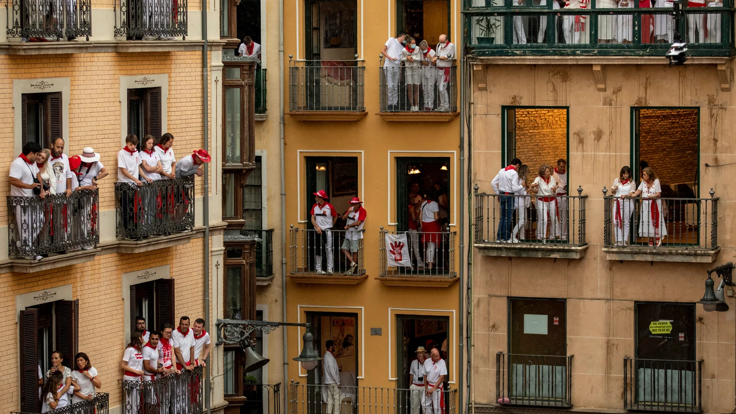 Balcones de Pamplona abarrotados durante el Chupinazo de San Fermín de 2022 Balcones de Pamplona abarrotados durante el Chupinazo de San Fermín de 2022