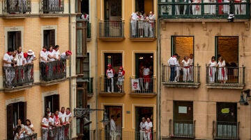 Balcones de Pamplona abarrotados durante el Chupinazo de San Fermín de 2022