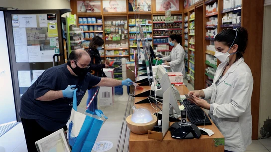Dos personas son atendidas en una farmacia de Madrid. Dos personas son atendidas en una farmacia de Madrid.