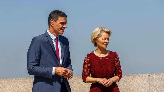 El presidente del Gobierno posa junto a la presidenta de la Comisión Europea, Ursula von der Leyen El presidente del Gobierno posa junto a la presidenta de la Comisión Europea, Ursula von der Leyen