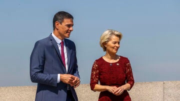 El presidente del Gobierno posa junto a la presidenta de la Comisión Europea, Ursula von der Leyen