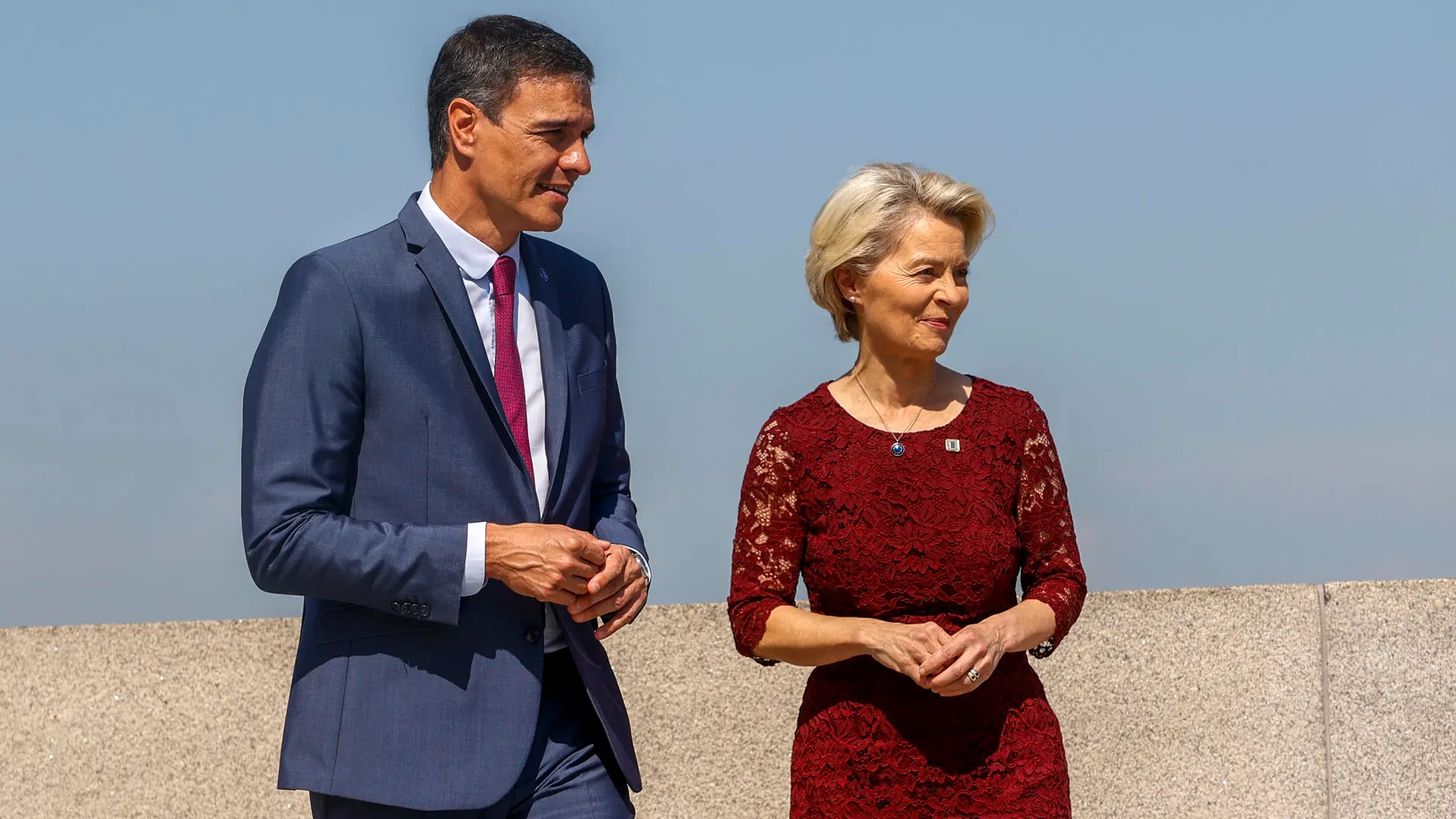 El presidente del Gobierno posa junto a la presidenta de la Comisión Europea, Ursula von der Leyen