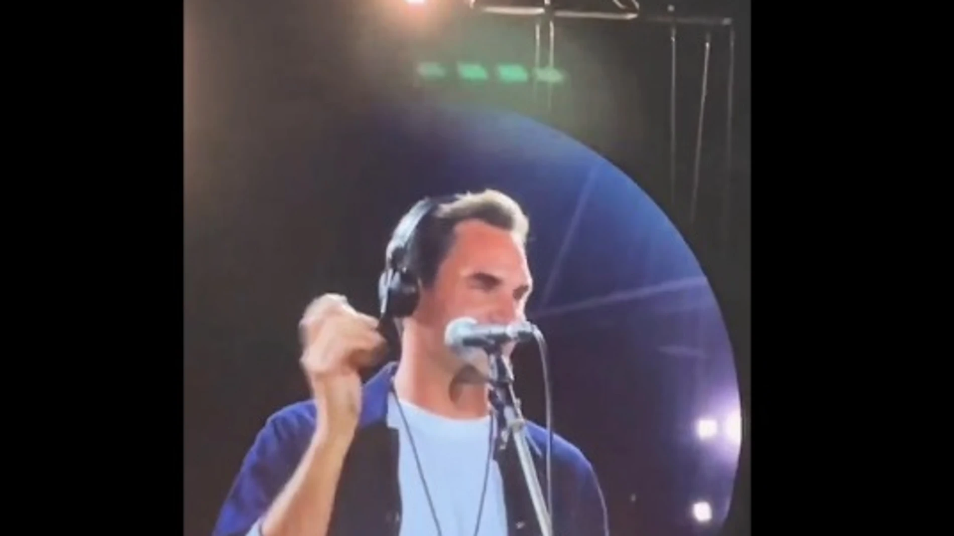 Federer desata la locura en Zurich y se sube a cantar con Coldplay
