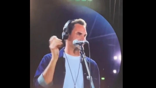 Federer desata la locura en Zurich y se sube a cantar con Coldplay