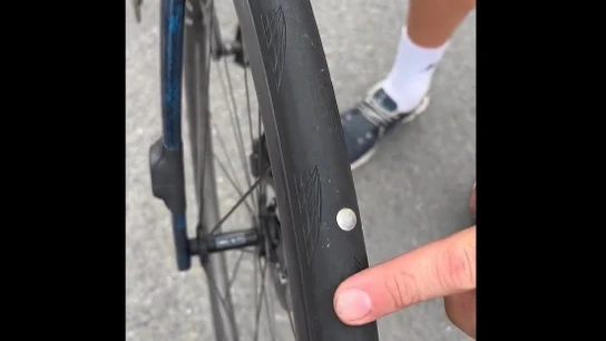 Indignación en el Tour debido a los pinchazos por chinchetas: "Gracias por estas gilipolleces" Indignación en el Tour debido a los pinchazos por chinchetas: "Gracias por estas gilipolleces"