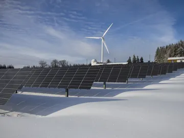 Instalación de energía eólica y solar. Instalación de energía eólica y solar.