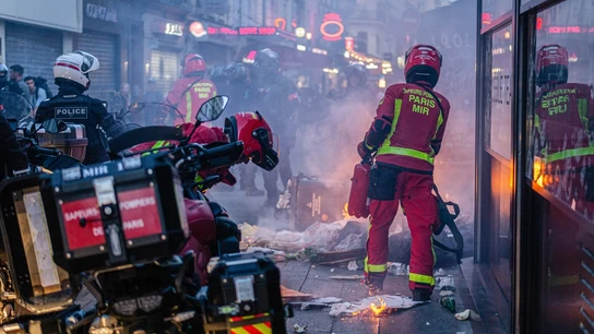 Los bomberos apagan un incendio durante un manifestación tras la muerte de Nahel, de 17 años, a manos de la policía en Nanterre. Los bomberos apagan un incendio durante un manifestación tras la muerte de Nahel, de 17 años, a manos de la policía en Nanterre.