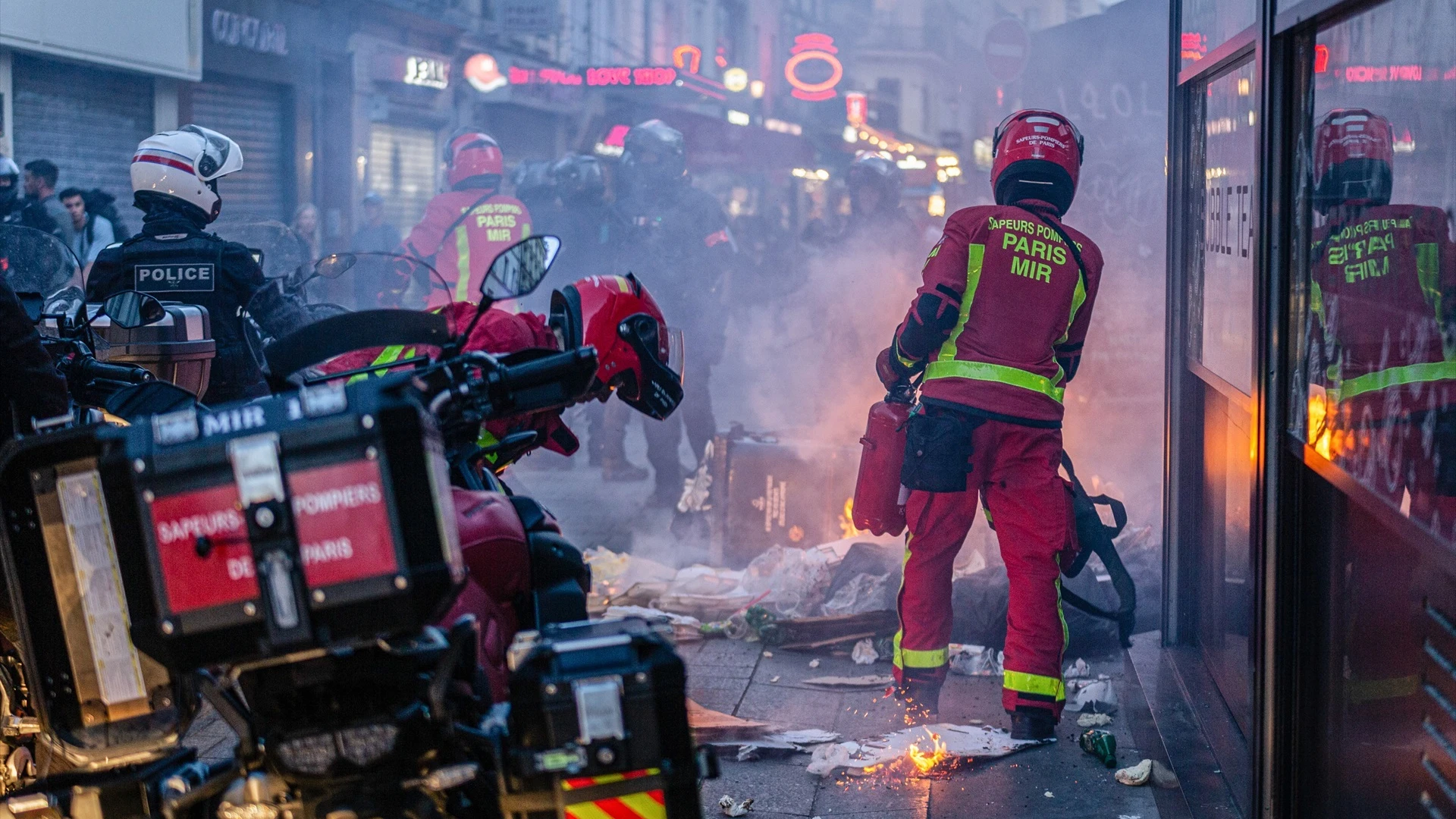 Los bomberos apagan un incendio durante un manifestación tras la muerte de Nahel, de 17 años, a manos de la policía en Nanterre.