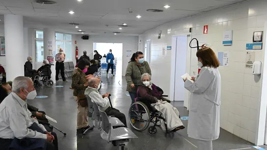 Personas con mascarillas en un centro de salud Cuándo entra en vigor el fin de las mascarillas: dónde seguirán siendo obligatorias