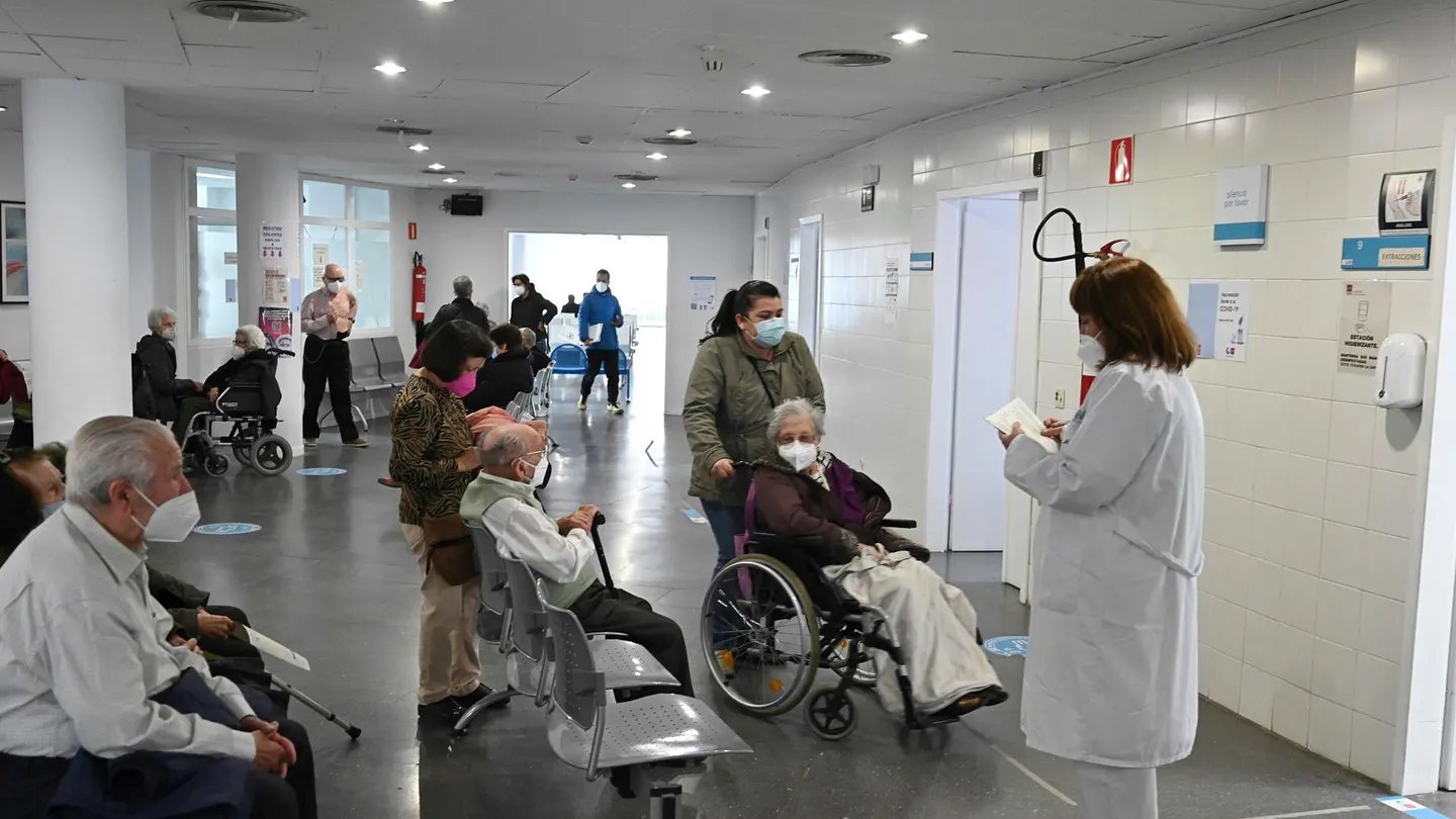 Personas con mascarillas en un centro de salud Cuándo entra en vigor el fin de las mascarillas: dónde seguirán siendo obligatorias