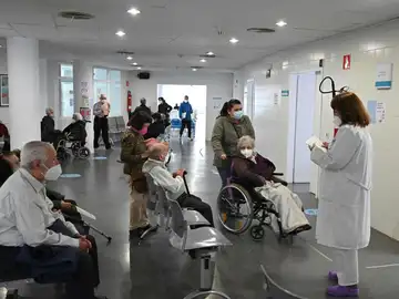 Personas con mascarillas en un centro de salud