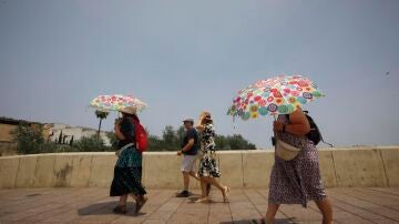 Imagen de archivo de varias personas protegiéndose del sol en plena ola de calor a finales de junio de 2023 en Córdoba