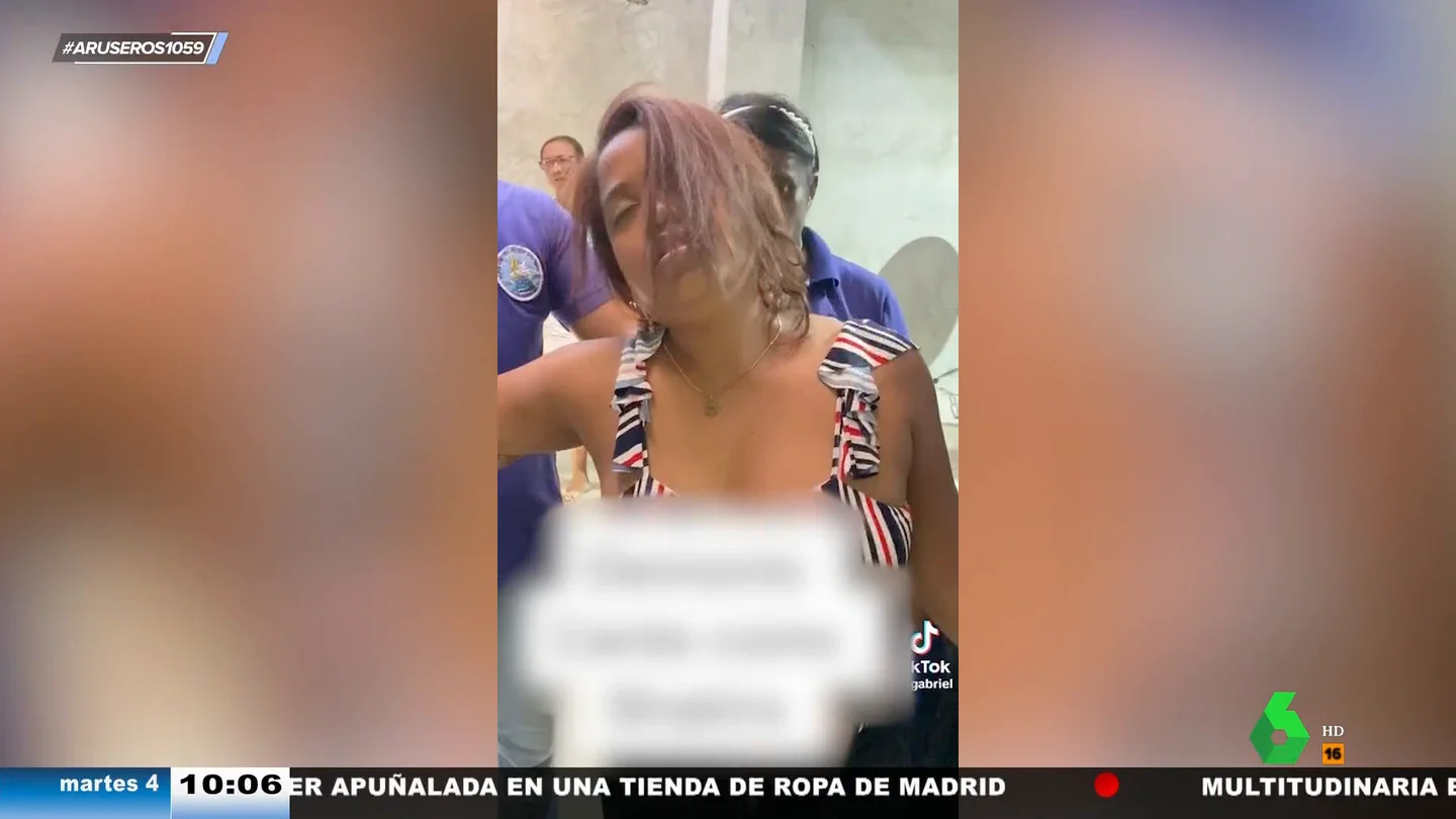 Una chica comienza a cantar como Shakira mientras le practican un exorcismo: "Tsamina mina, eh, eh" Una chica comienza a cantar como Shakira mientras le practican un exorcismo: "Tsamina mina, eh, eh"