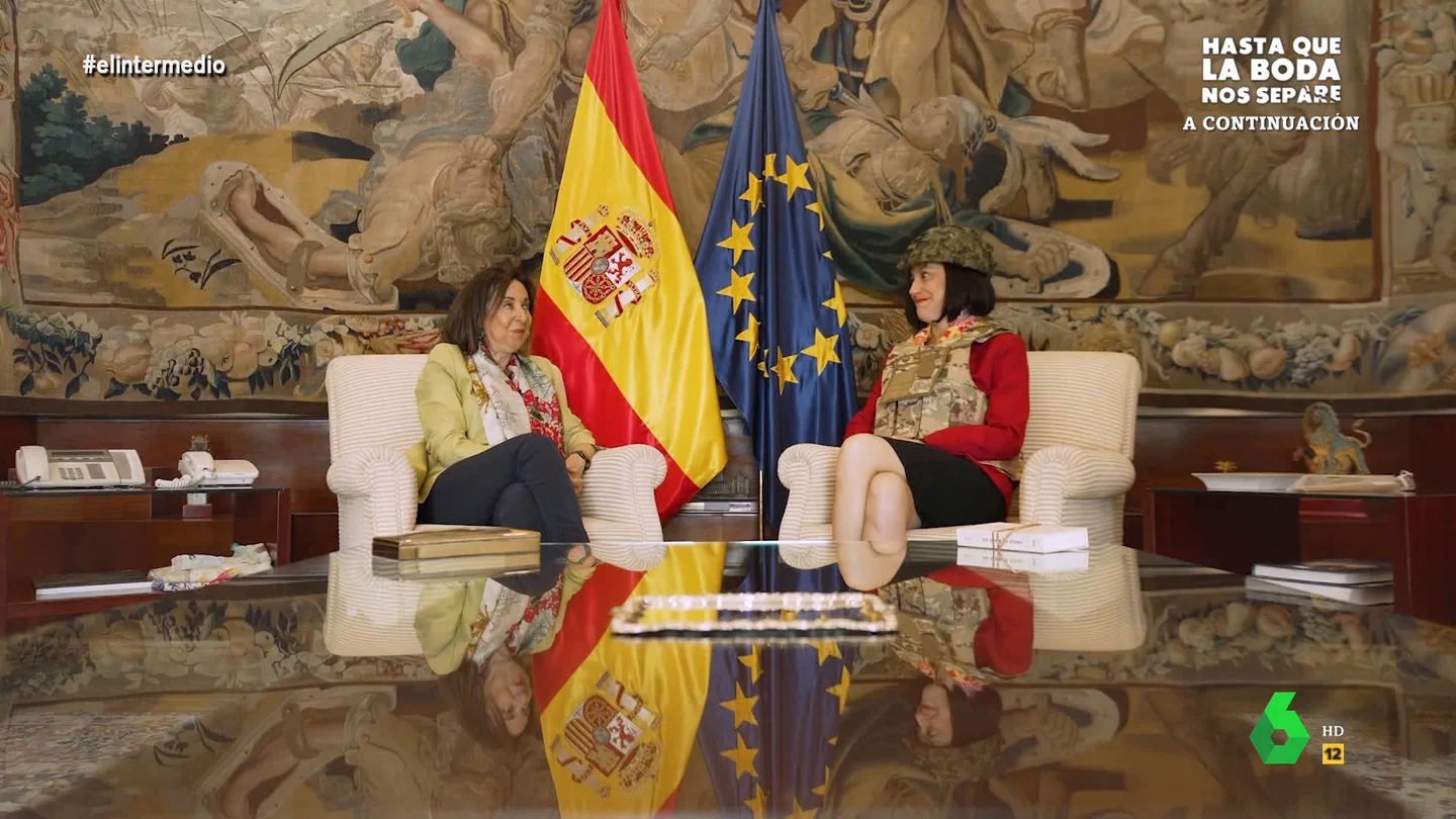 "Te voy a acabar llamando Marga": la complicidad entre Margarita Robles y su doble que supone el "comienzo de una hermosa alianza" "Te voy a acabar llamando Marga": la complicidad entre Margarita Robles y su doble que supone el "comienzo de una hermosa alianza"