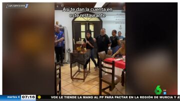 Un restaurante de Murcia se vuelve viral por su original manera de entregar la cuenta a los clientes