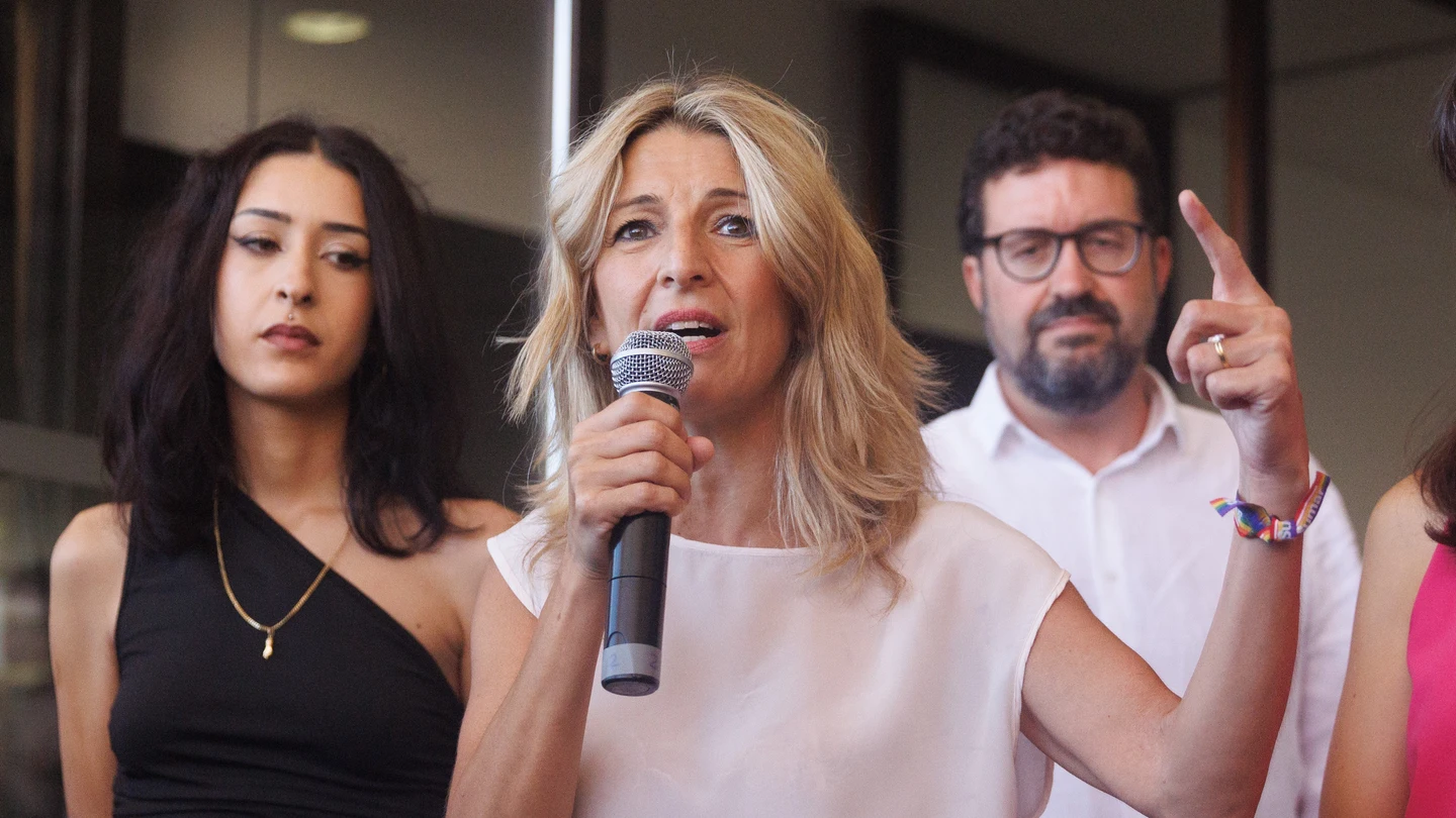 Yolanda Díaz afea a Feijóo sus 'giros' y pactos con Vox: "Es impropio de un demócrata" Yolanda Díaz afea a Feijóo sus 'giros' y pactos con Vox: "Es impropio de un demócrata"