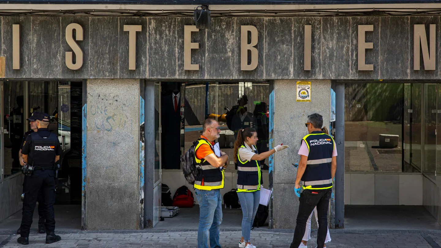 Agentes de la Policía Nacional investigan el homicidio en Tirso de Molina Agentes de la Policía Nacional investigan el homicidio en Tirso de Molina