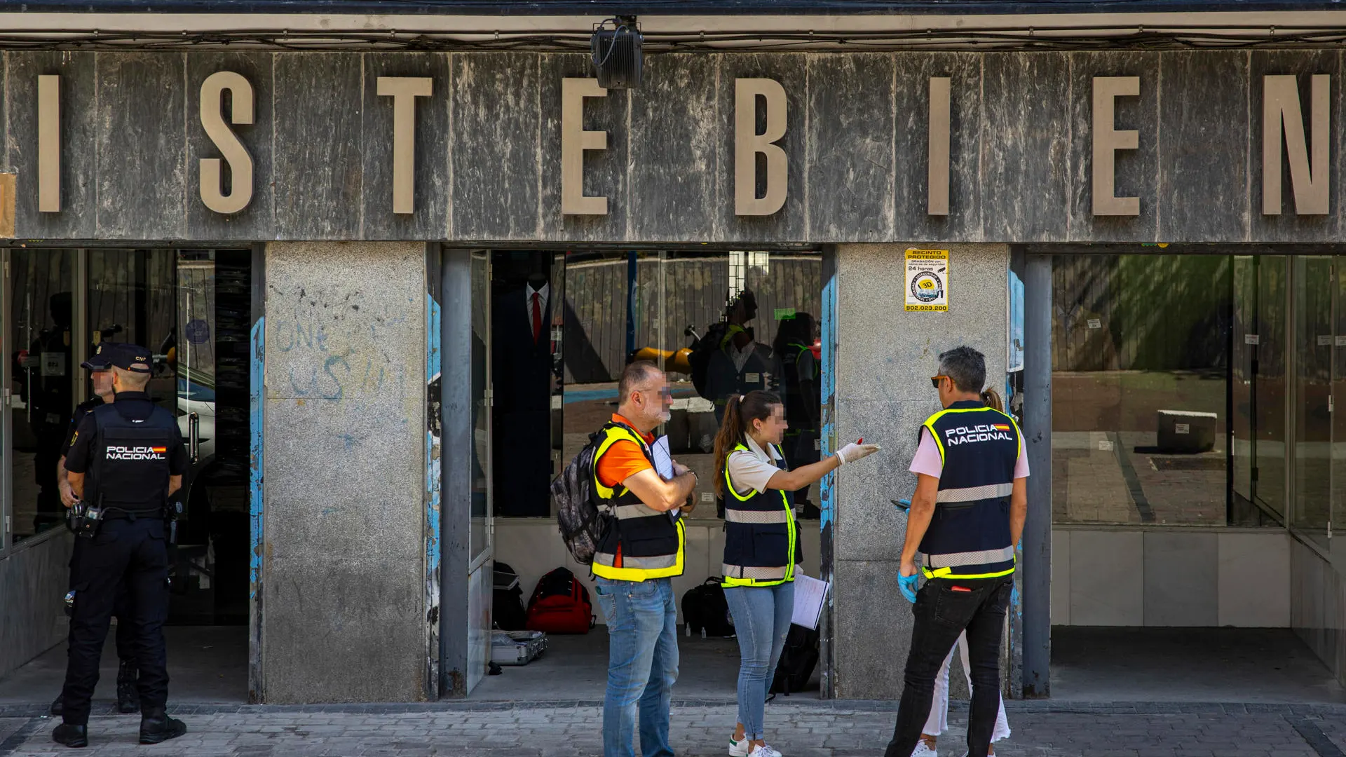 Agentes de la Policía Nacional investigan el homicidio en Tirso de Molina