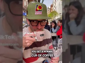 Dos americanos alucinan en TikTok con la enorme diferencia de este gesto típico de los bares de España Dos americanos alucinan en TikTok con la enorme diferencia de este gesto típico de los bares de España