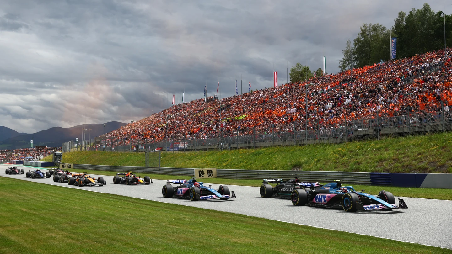 Coches de F1 rodando en Austria Coches de F1 rodando en Austria