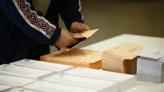 Imagen de archivo de una persona introduciendo la paleta en el sobre en las elecciones generales de 2015 Imagen de archivo de una persona introduciendo la paleta en el sobre en las elecciones generales de 2015