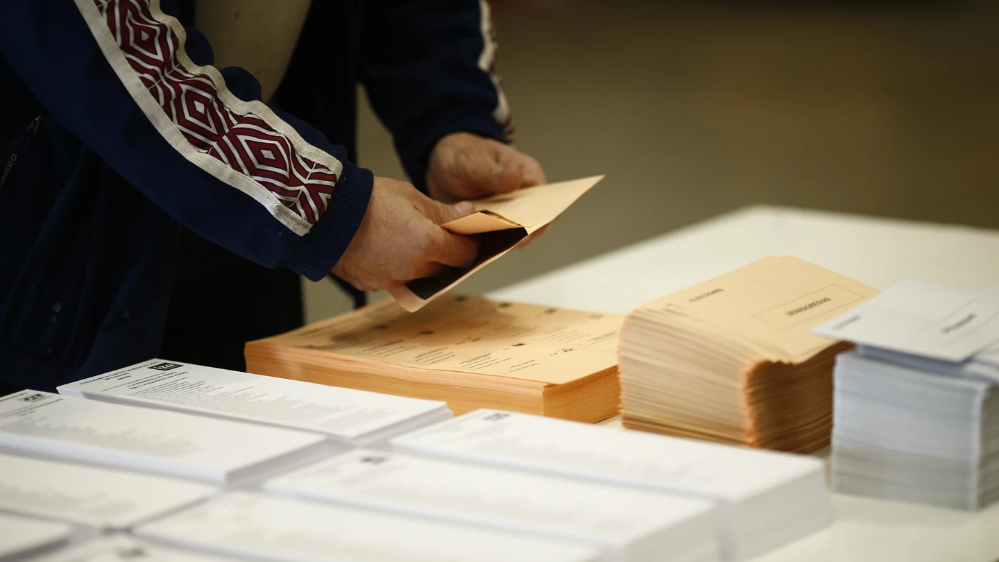 Imagen de archivo de una persona introduciendo la paleta en el sobre en las elecciones generales de 2015 Imagen de archivo de una persona introduciendo la paleta en el sobre en las elecciones generales de 2015