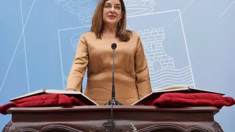 María José Sáenz de Buruaga jura su cargo como presidenta de Cantabria