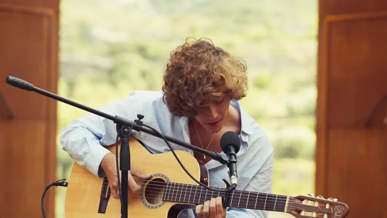 La preciosa versión que hace Guitarricadelafuente de Volver, la canción de la película de Pedro Almodóvar La preciosa versión que hace Guitarricadelafuente de Volver, la canción de la película de Pedro Almodóvar