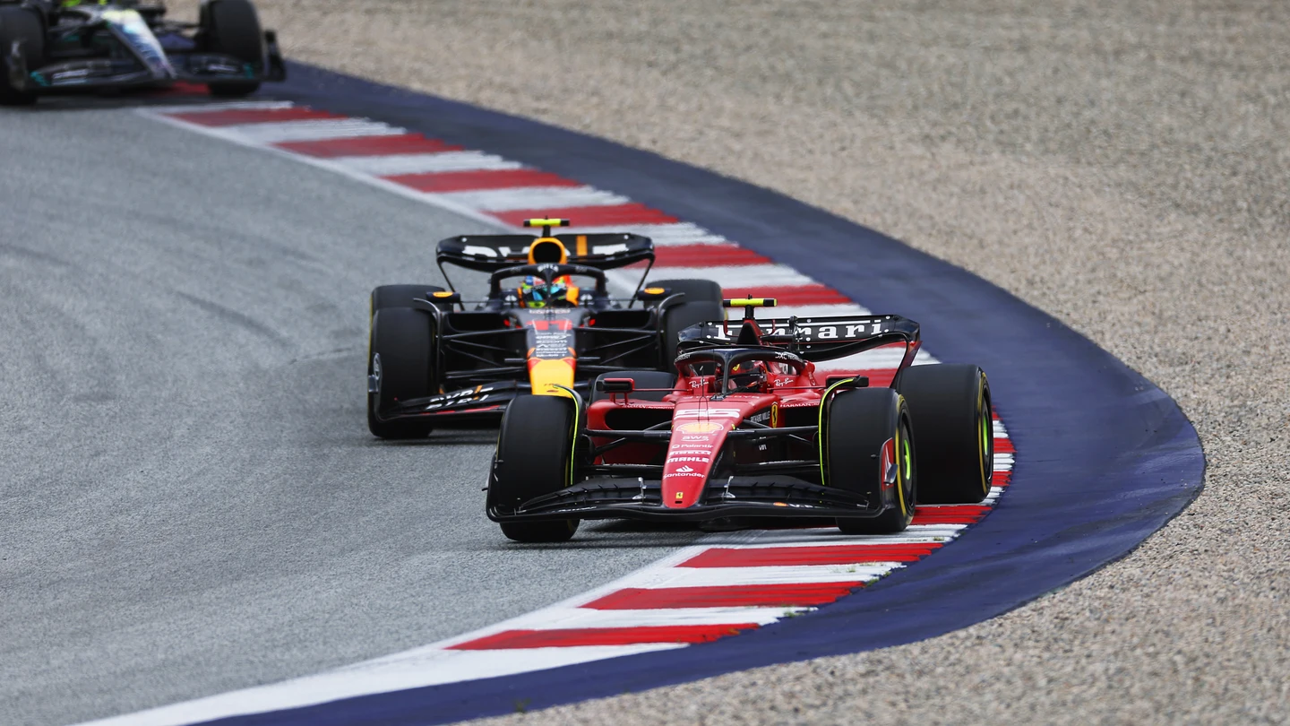 Leclerc se rinde a Carlos Sainz por la defensa a ultranza a 'Checo' Pérez Leclerc se rinde a Carlos Sainz por la defensa a ultranza a 'Checo' Pérez