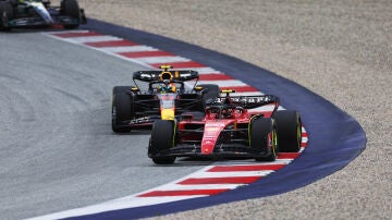 Leclerc se rinde a Carlos Sainz por la defensa a ultranza a 'Checo' Pérez