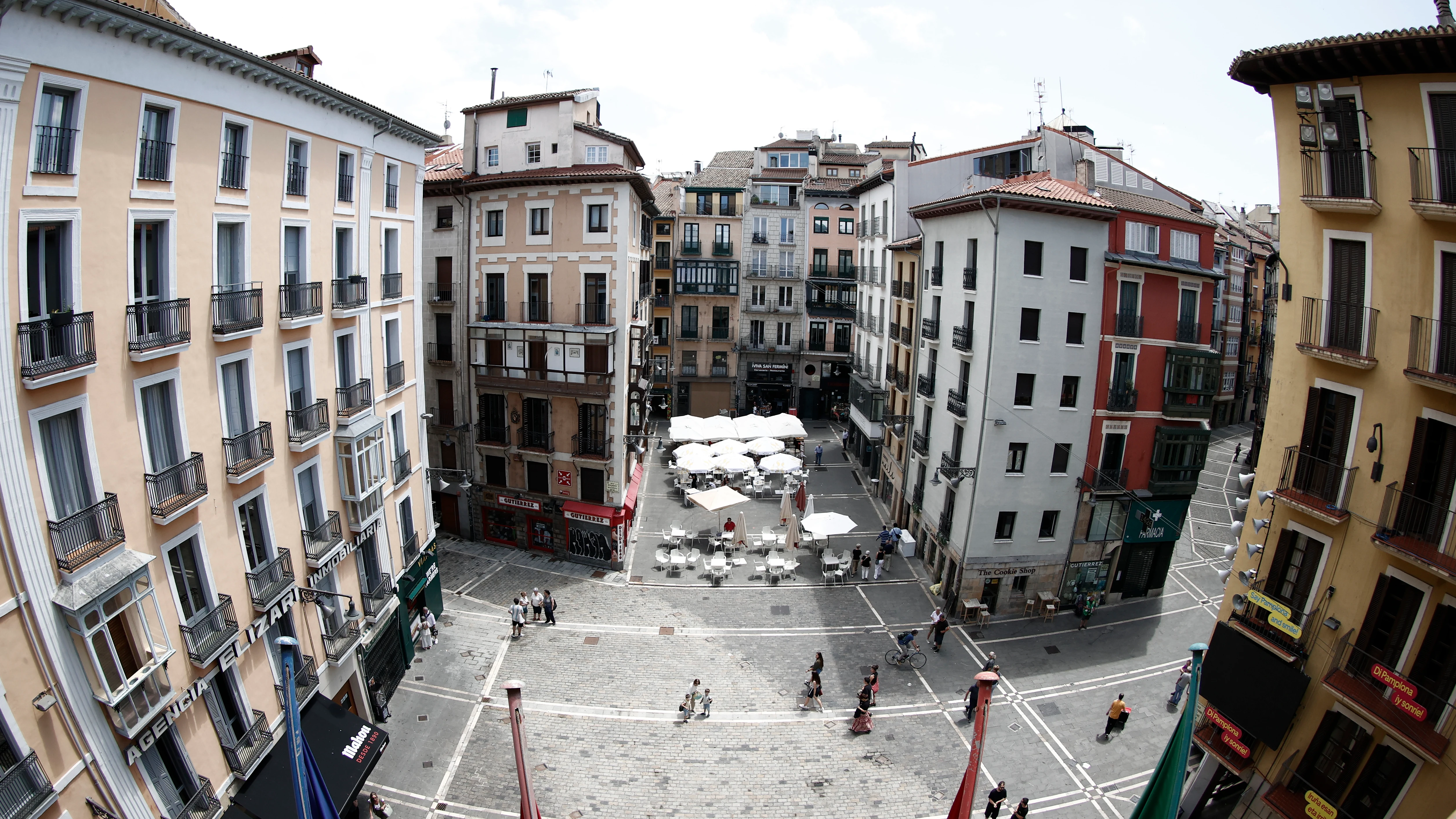 Aspecto que presenta la Plaza del Ayuntamiento a falta de casi dos días para que miles de personas la abarroten en el tradicional "txupinazo" con el que se dará inicio a los Sanfermines del 2023. 