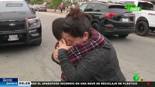 El emocionante abrazo de una madre a su hijo tras haberlo perdido durante 12 horas El emocionante abrazo de una madre a su hijo tras haberlo perdido durante 12 horas