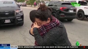 El emocionante abrazo de una madre a su hijo tras haberlo perdido durante 12 horas