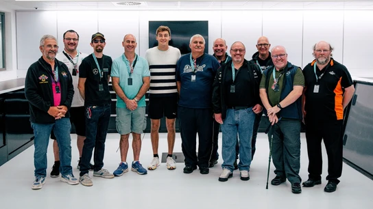 George Russell con los comisarios que rescataron a Zhou George Russell con los comisarios que rescataron a Zhou