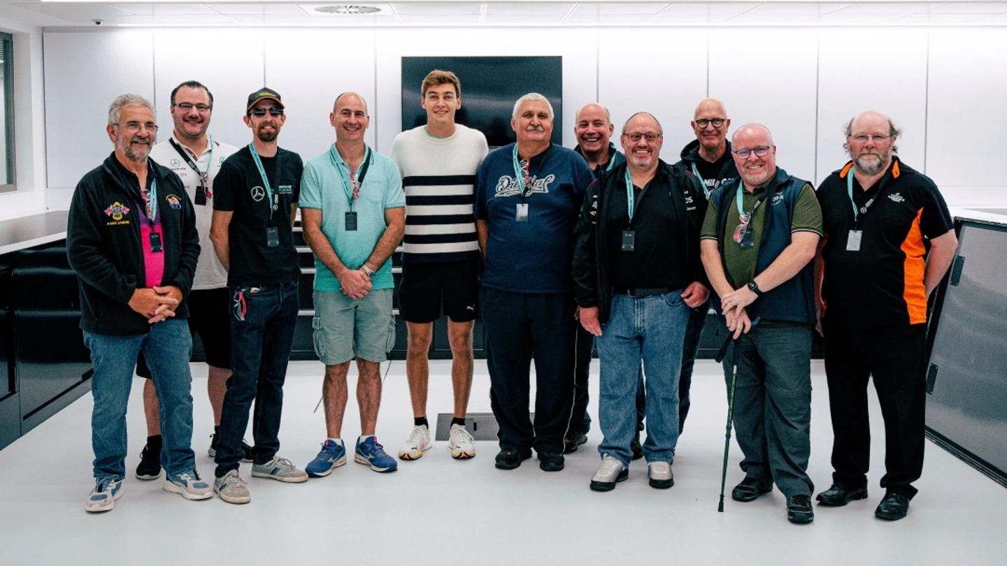 George Russell con los comisarios que rescataron a Zhou George Russell con los comisarios que rescataron a Zhou