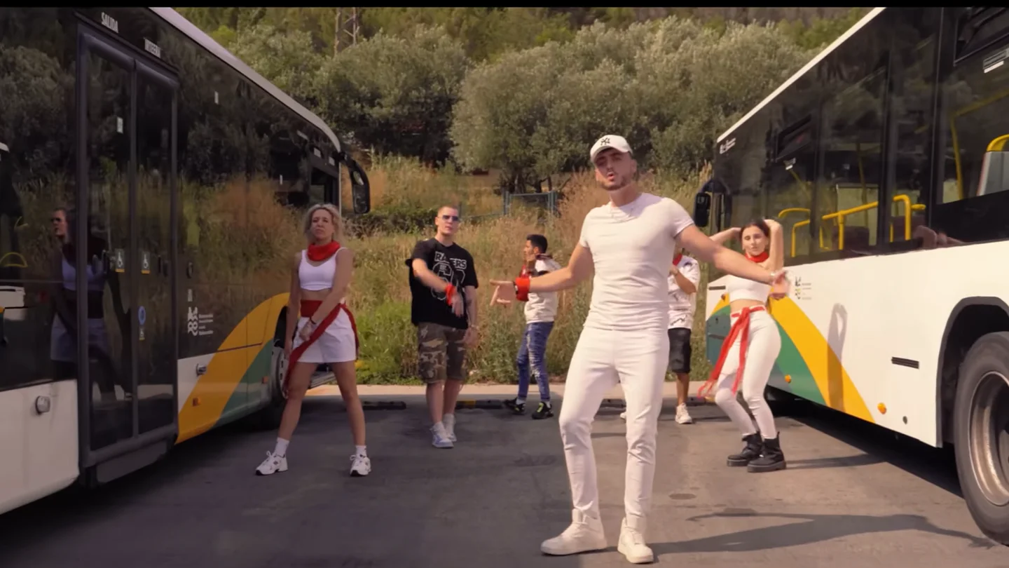 Una imagen del videoclip de 'Villavesa', de Martains, un reguetón 'sanferminero' Una imagen del videoclip de 'Villavesa', de Martains, un reguetón 'sanferminero'