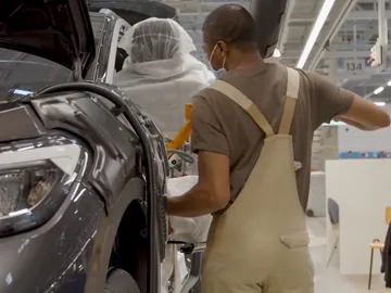 Trabajador de una fábrica de Volkswagen Trabajador de una fábrica de Volkswagen